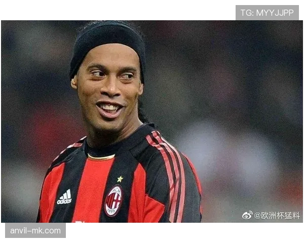 罗纳尔迪尼奥这么会搞怪，真不知道他私下哪来的这么多耐心辅导娃娃们